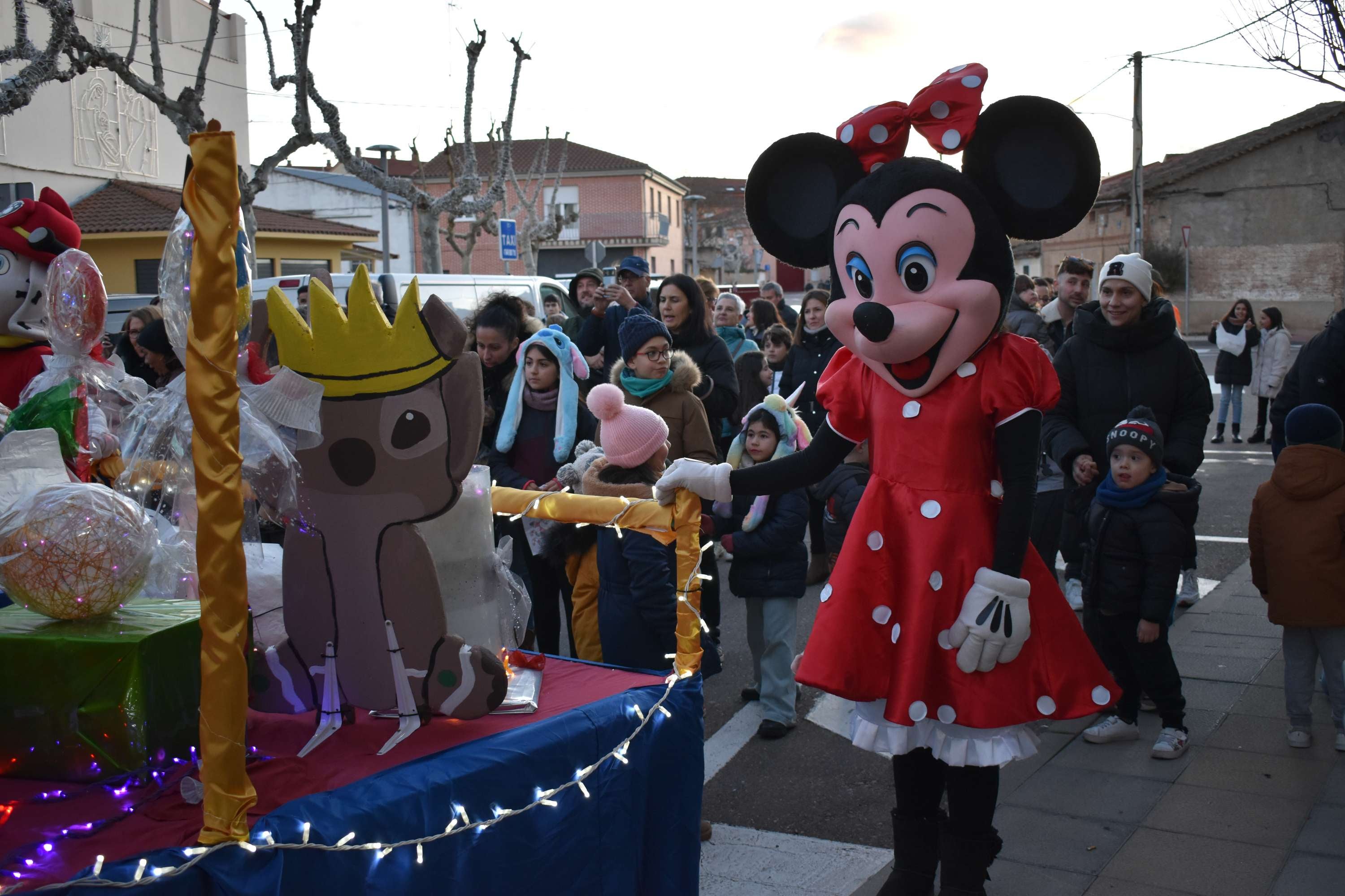 Los Reyes Magos llegan a Castellanos de Moriscos a ritmo de batucada