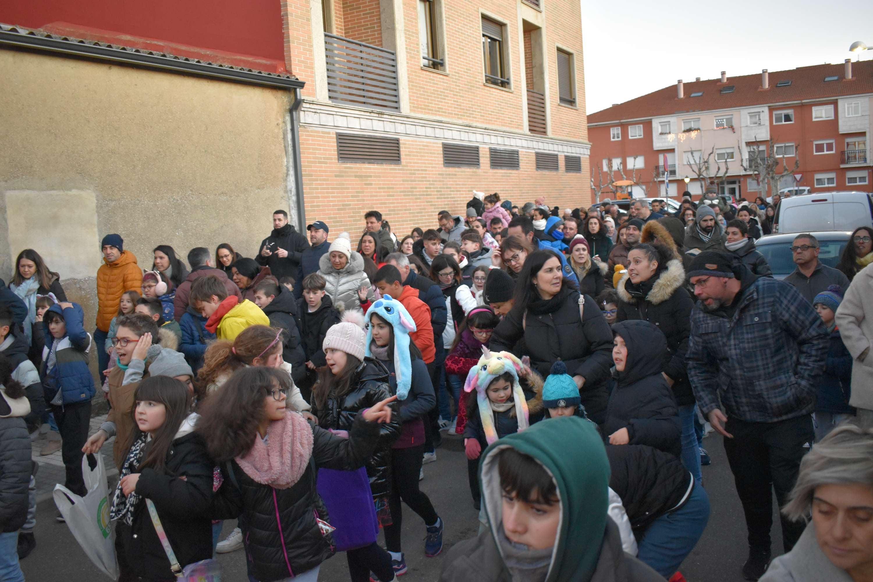 Los Reyes Magos llegan a Castellanos de Moriscos a ritmo de batucada