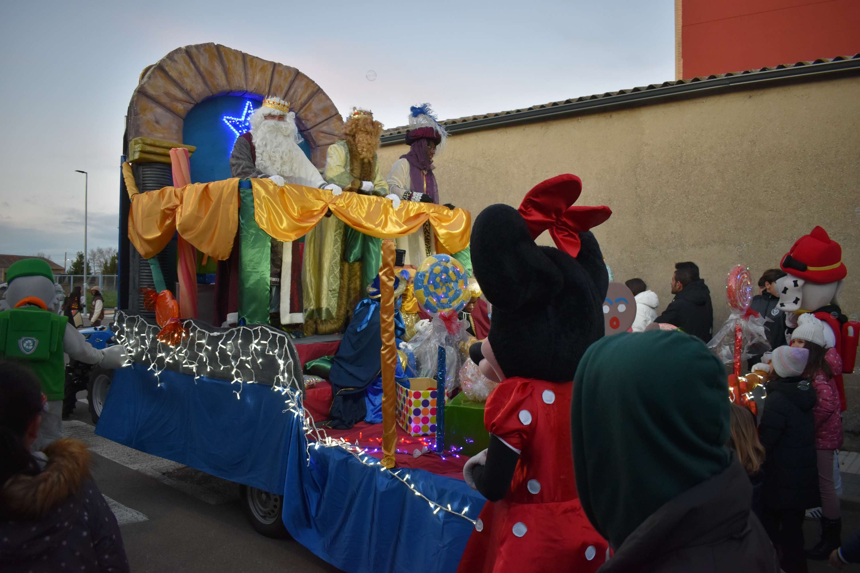 Los Reyes Magos llegan a Castellanos de Moriscos a ritmo de batucada