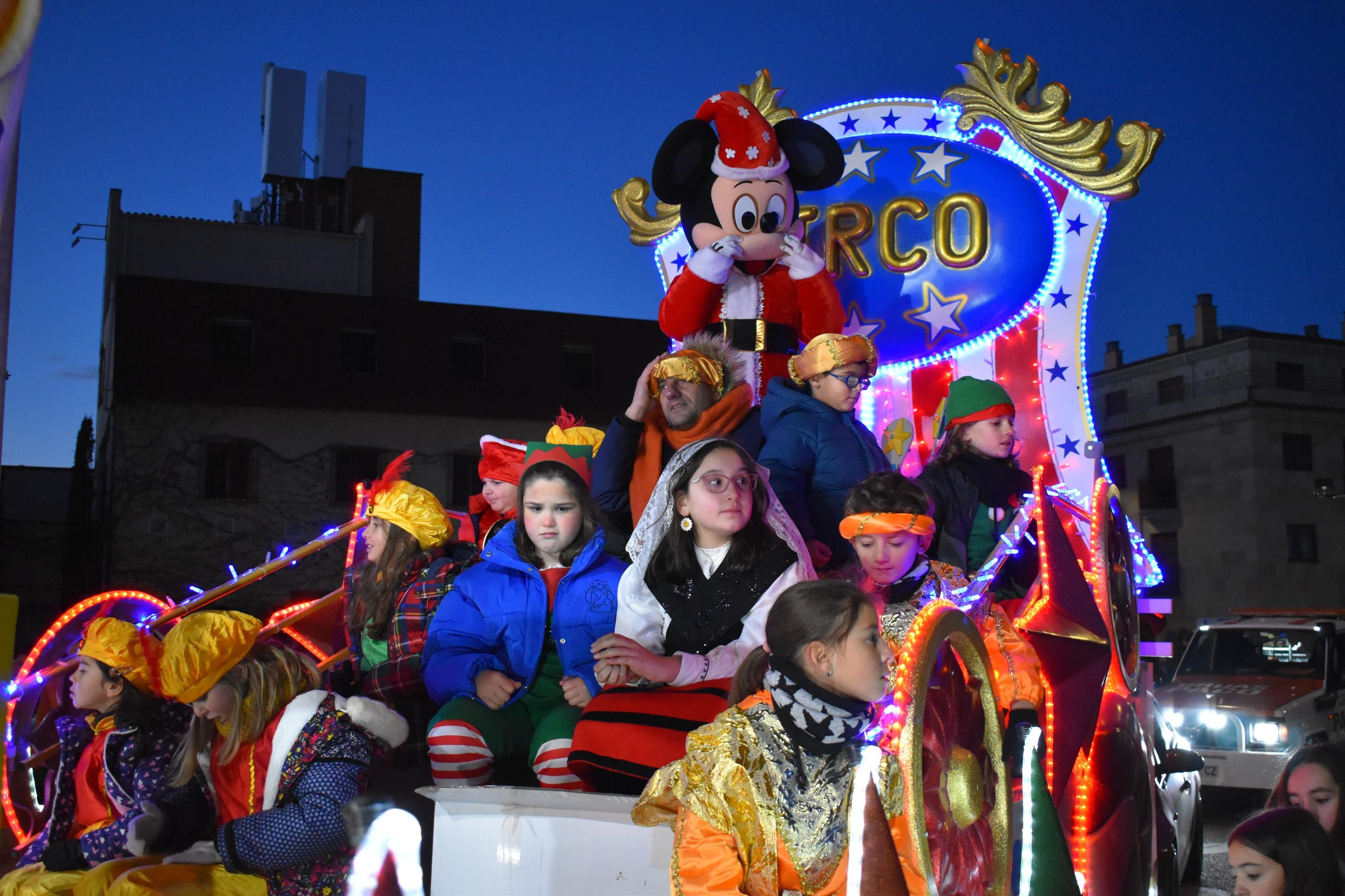 Las sonrisas de los niños arropan a los Reyes en su paso por Villares de la Reina