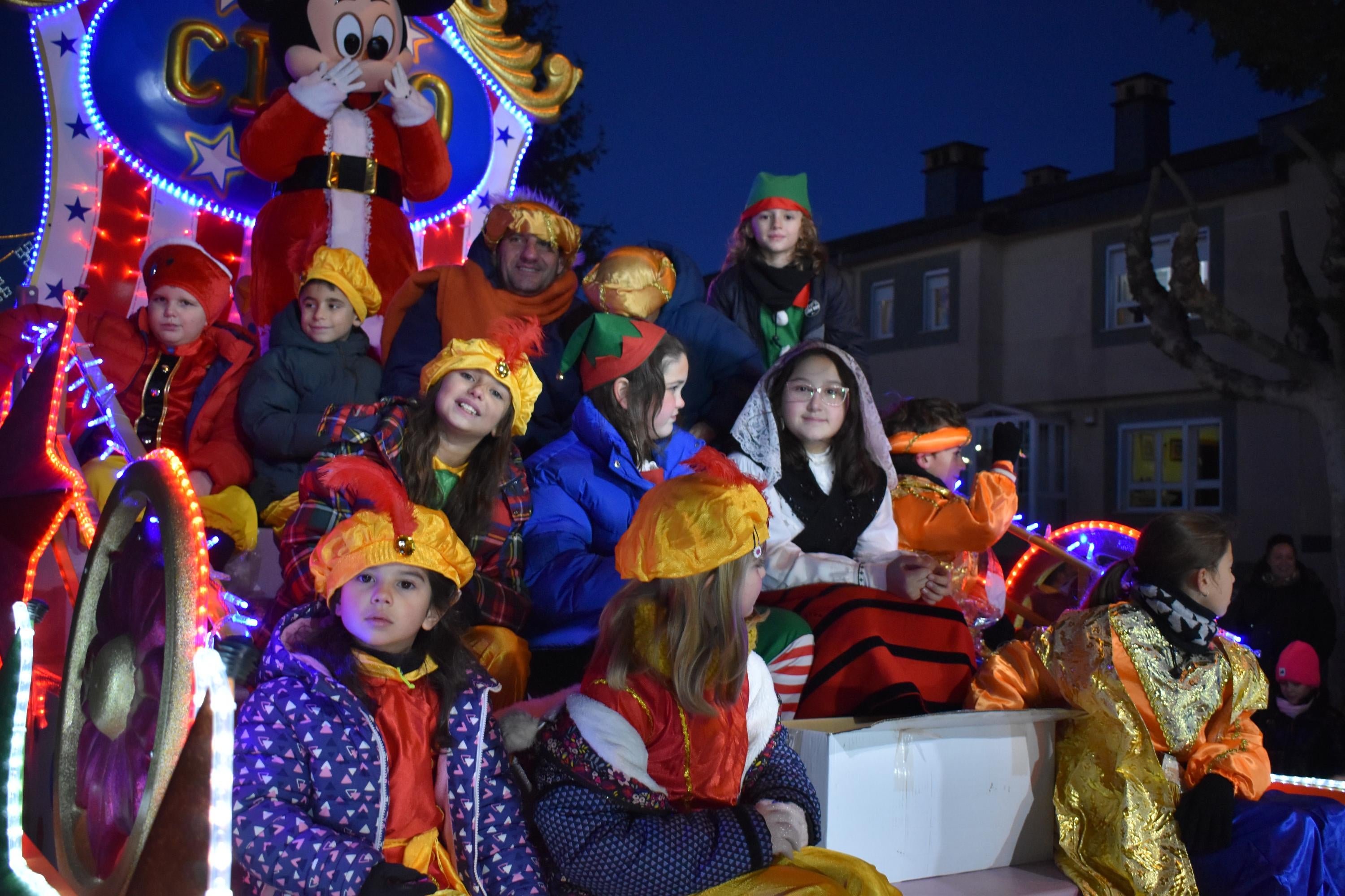 Las sonrisas de los niños arropan a los Reyes en su paso por Villares de la Reina