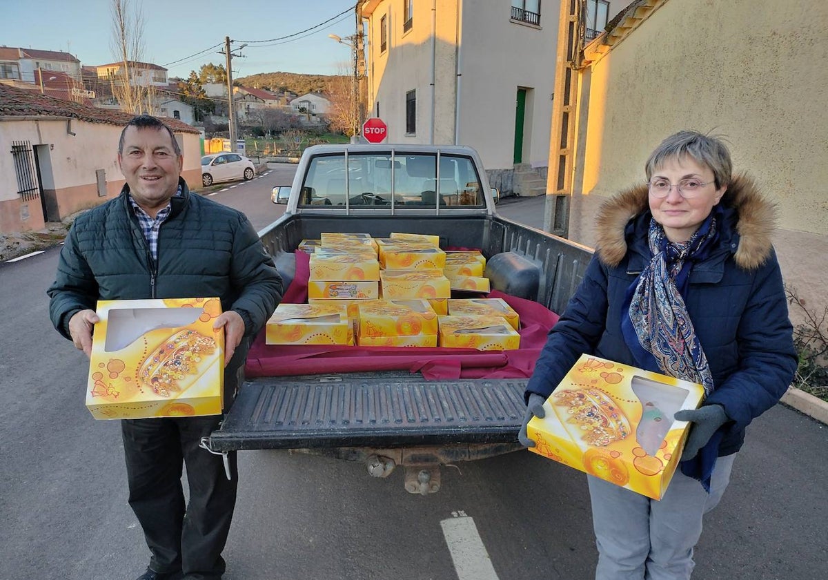 Francisco Navarro e Isabel Jiménez muestran los roscones que han repartido a lo largo de la jornada.