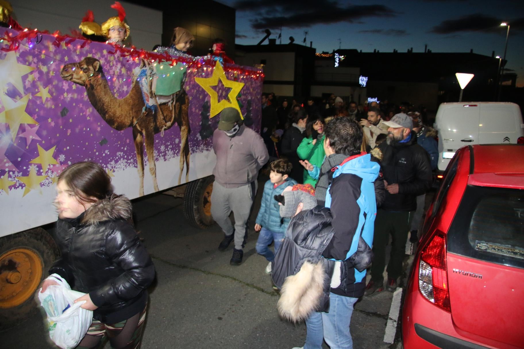 Cien kilos de caramelos para el desfile más mágico del año en Doñinos