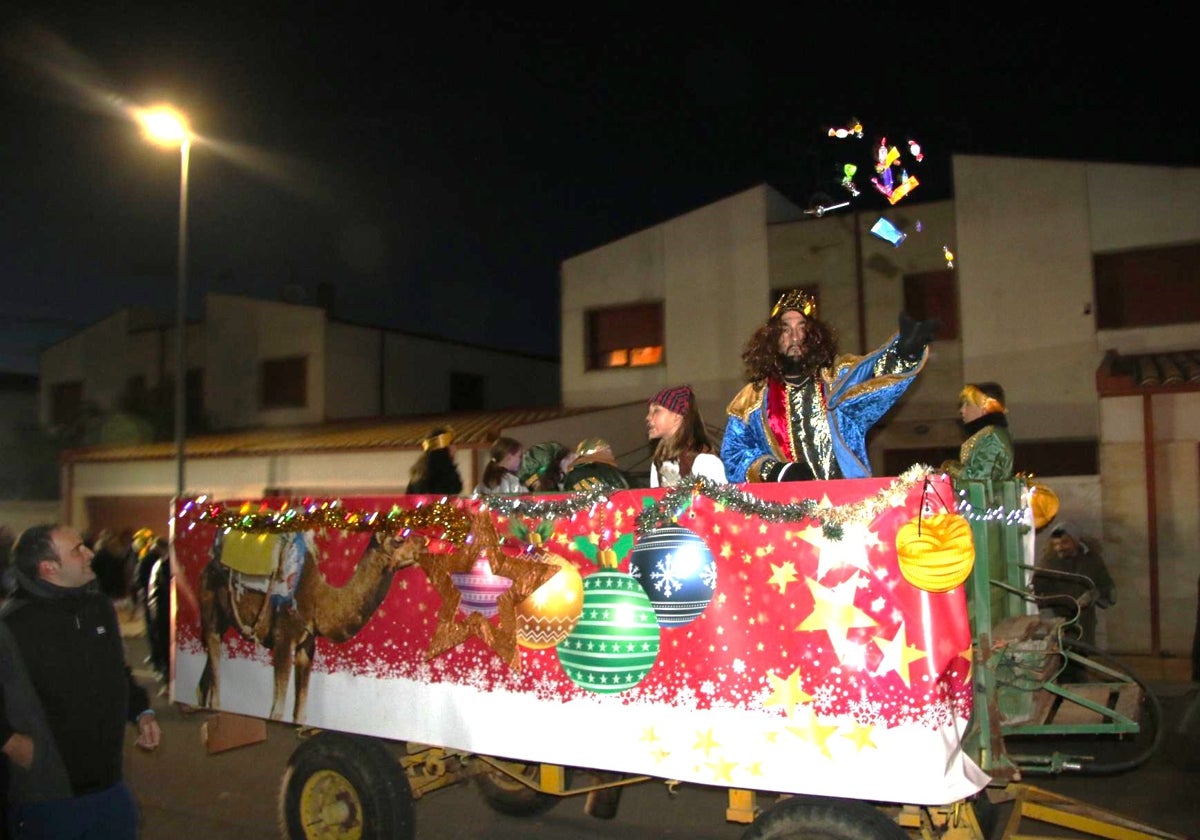 Cien kilos de caramelos para el desfile más mágico del año en Doñinos