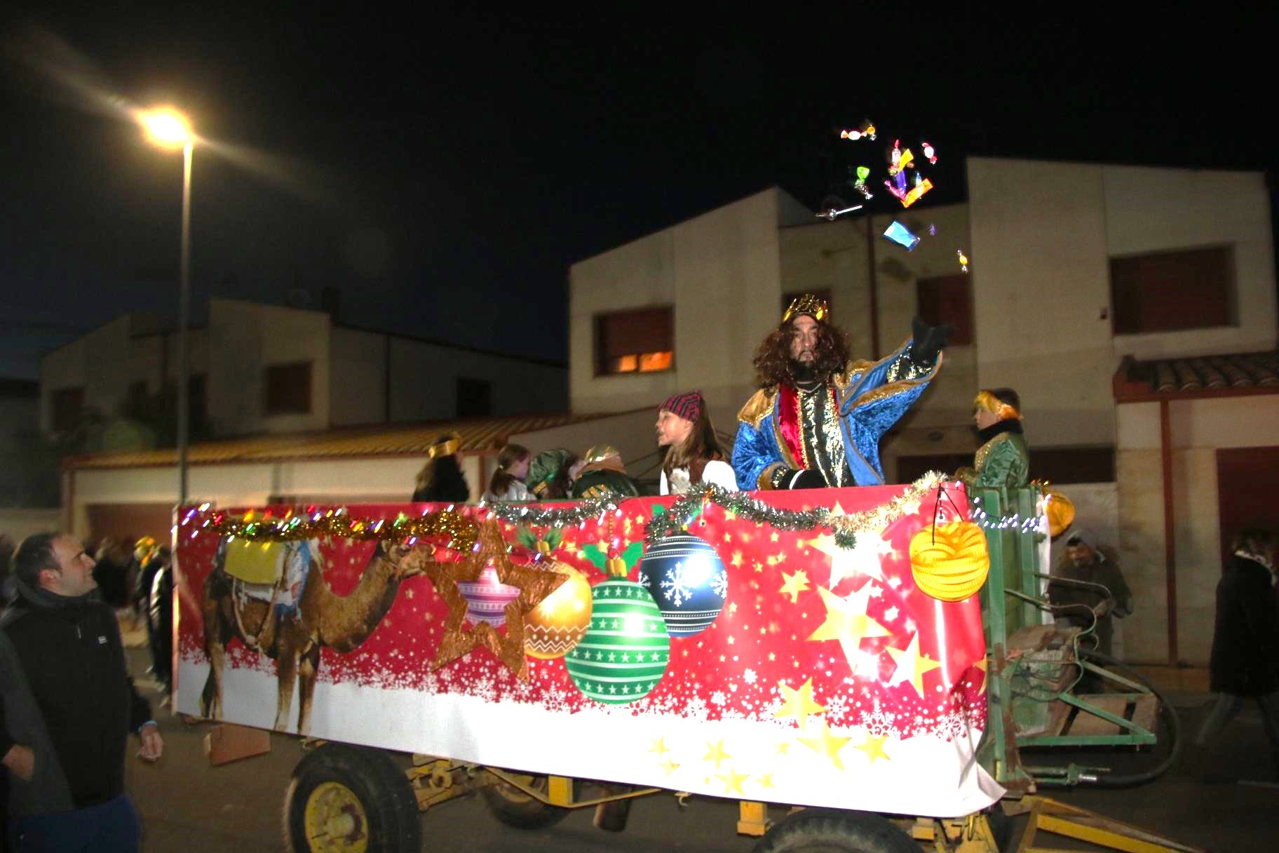 Cien kilos de caramelos para el desfile más mágico del año en Doñinos