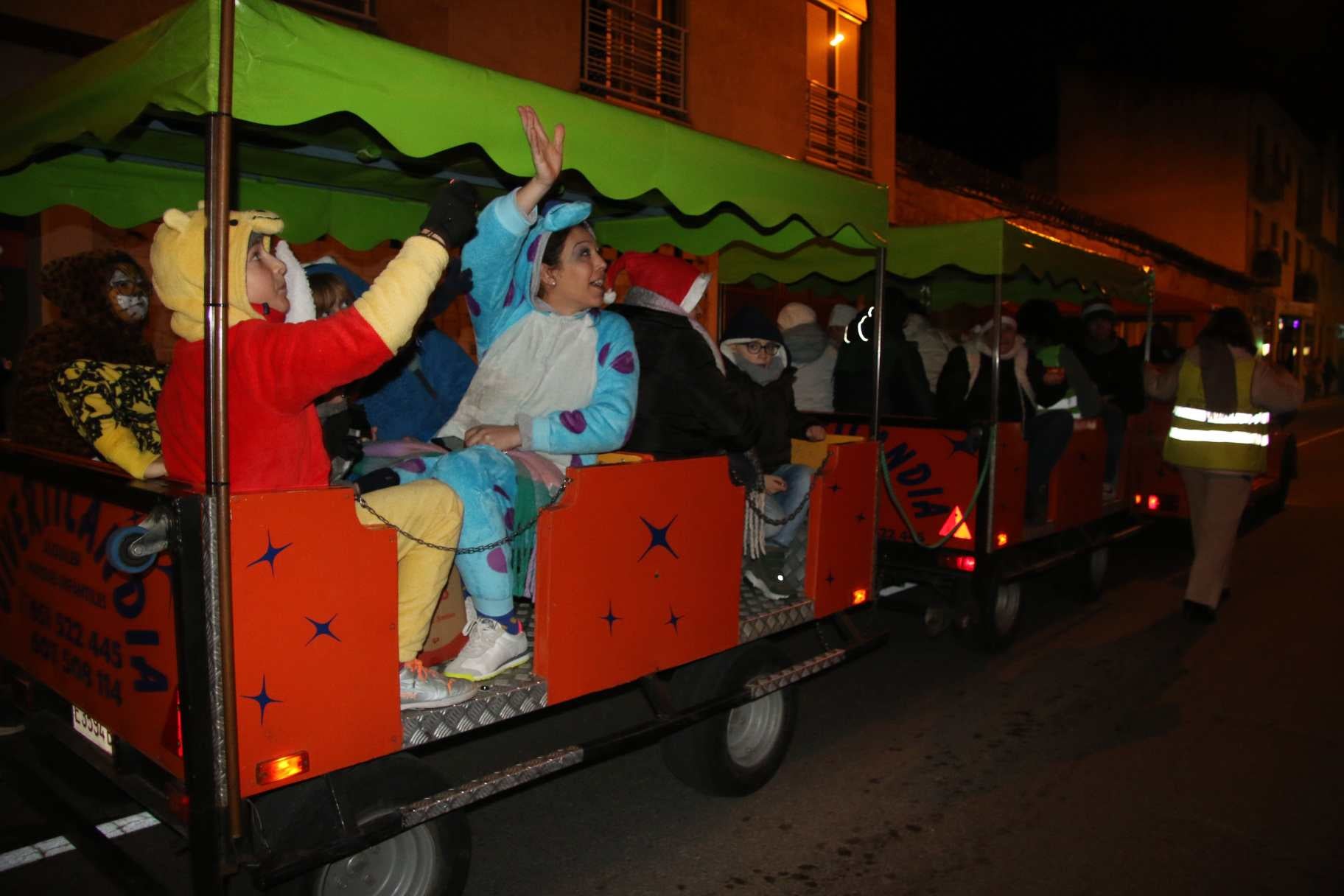 Un tren y 900 cucuruchos de caramelos en la gran tarde infantil de Villamayor