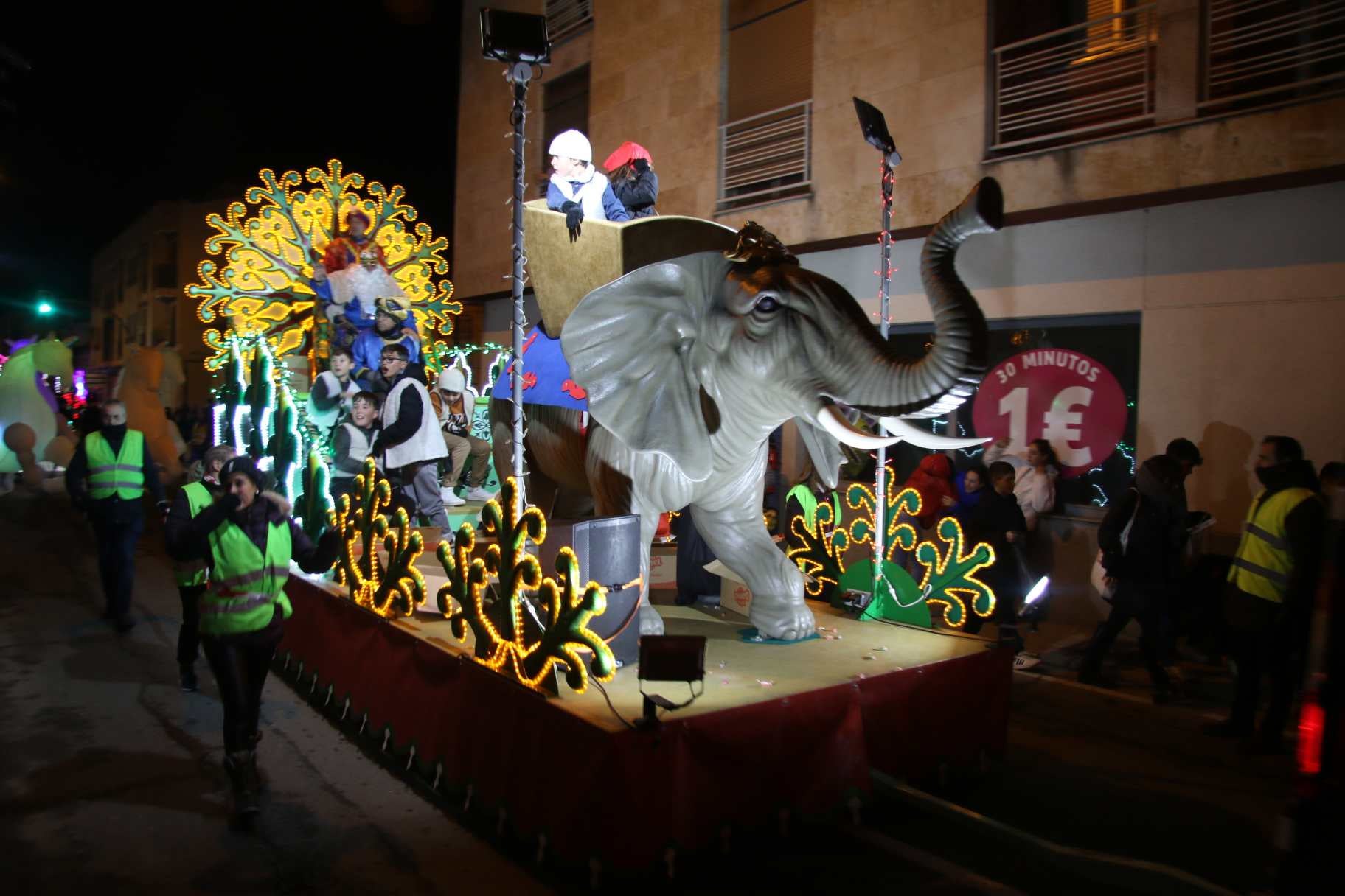 Un tren y 900 cucuruchos de caramelos en la gran tarde infantil de Villamayor