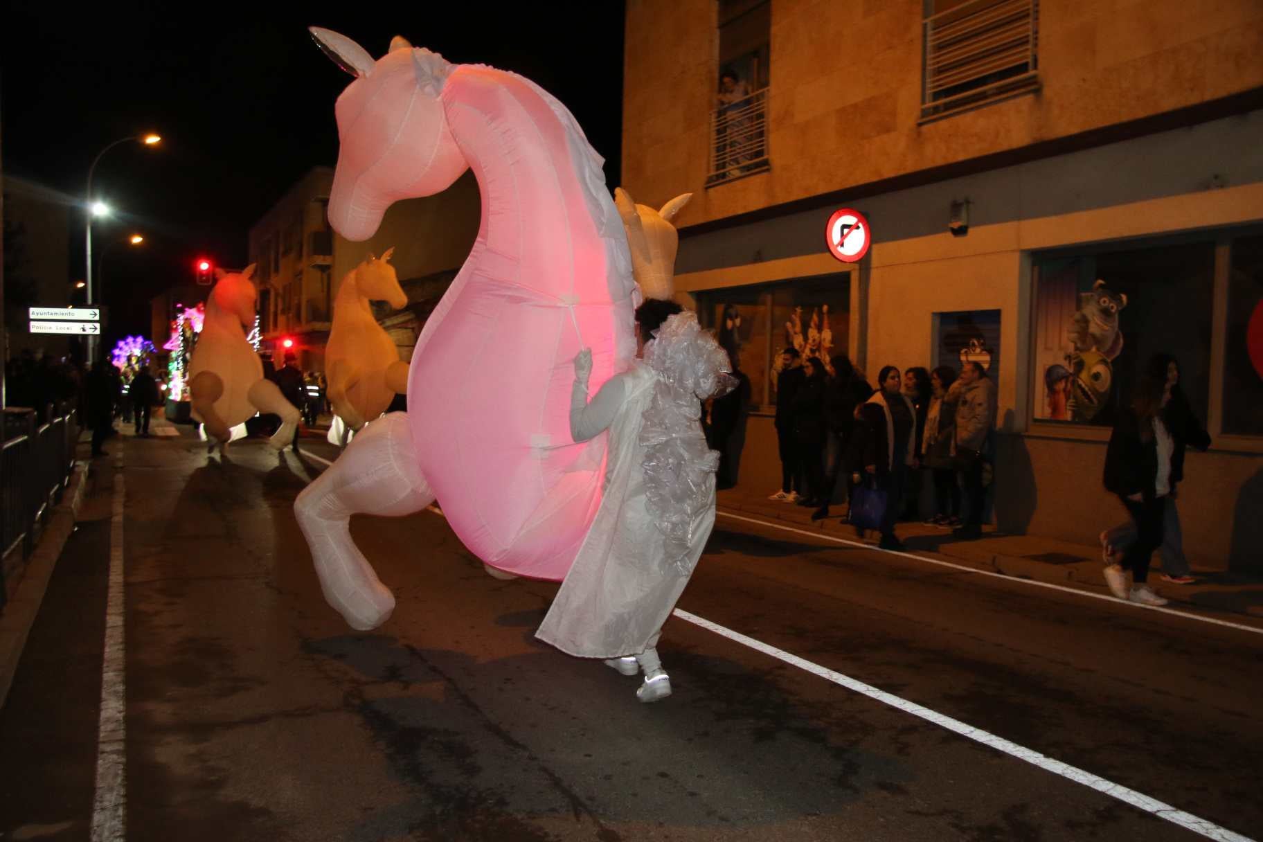 Un tren y 900 cucuruchos de caramelos en la gran tarde infantil de Villamayor