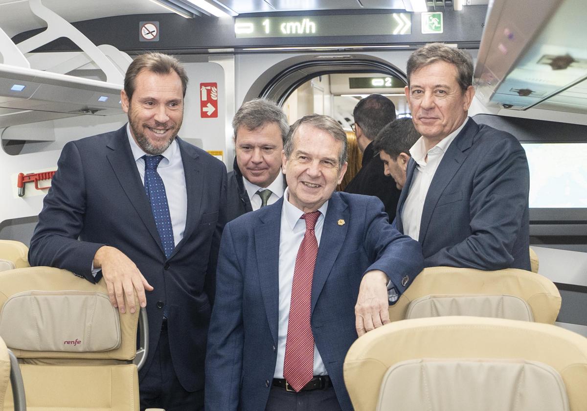 Óscar Puente (i) en uno de los trenes de prueba de la nueva concexión Madrid-Galicia