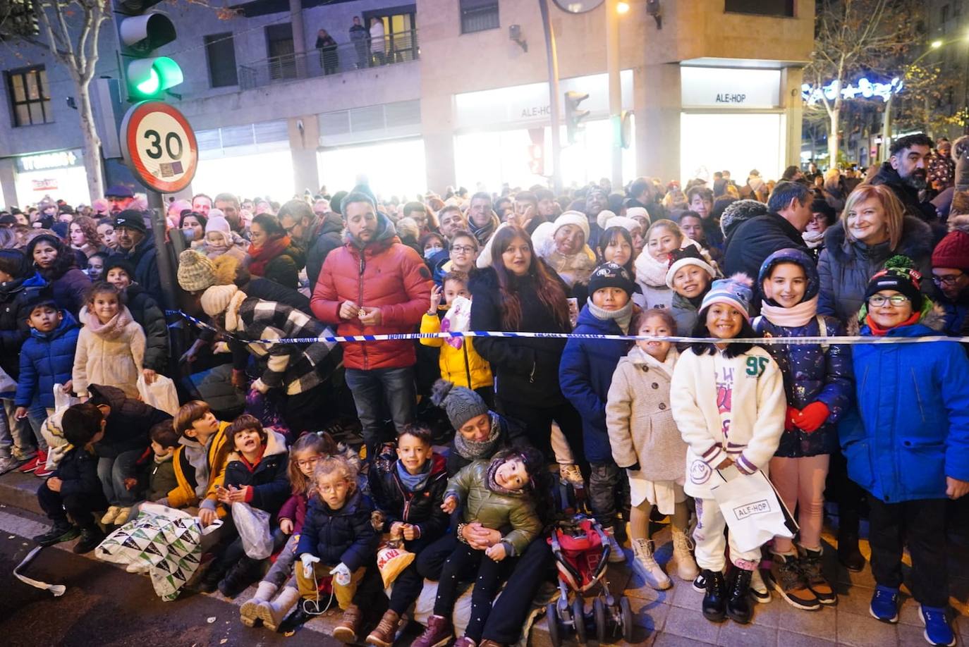 Los Reyes Magos reclaman la paz desde la Plaza Mayor de Salamanca