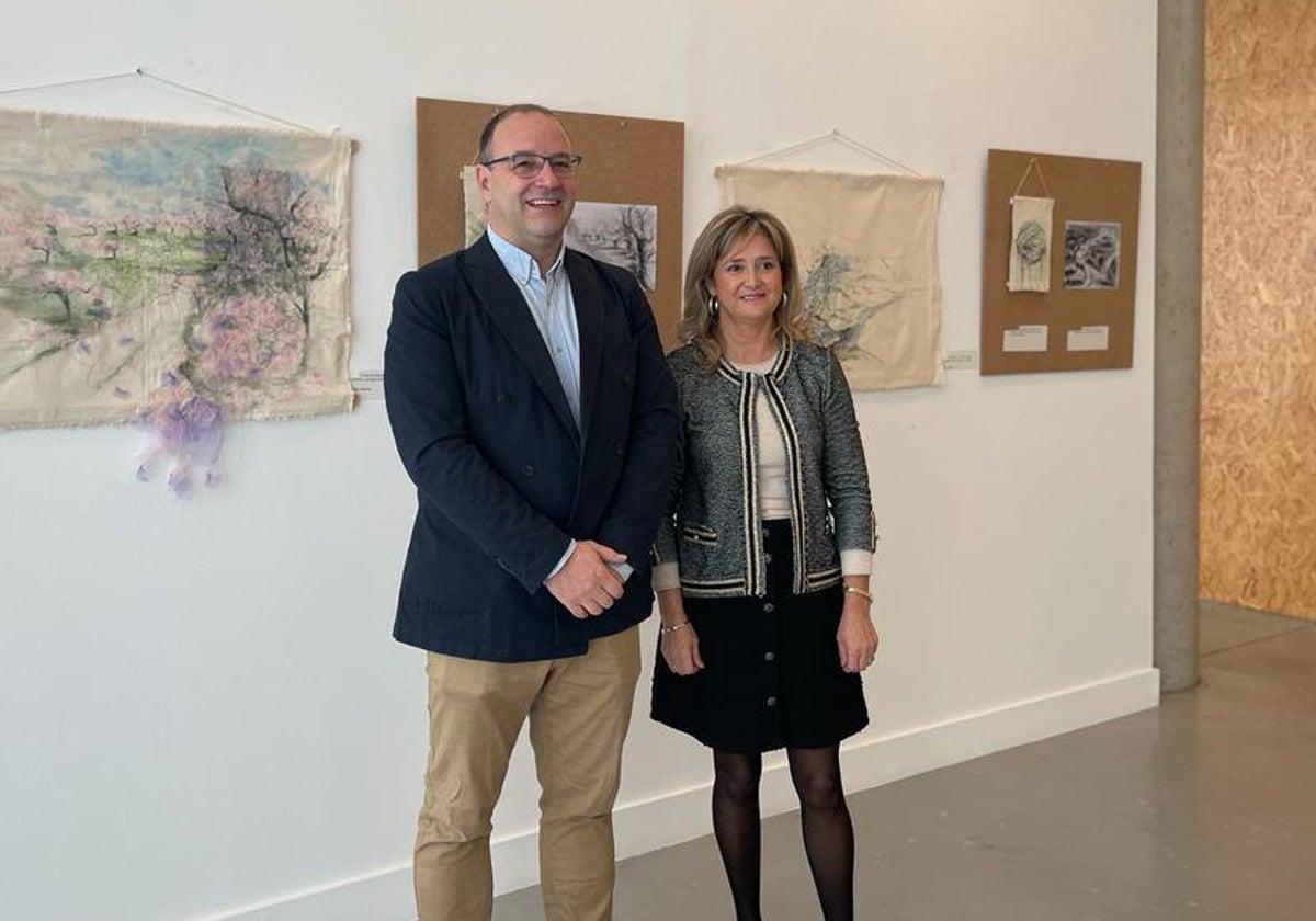 El concejal de Participación Social, Roberto Martín, ha inaugurado hoy la exposición 'Bordadoras, artistas y creadoras de ilusiones. Diferentes maneras de leer el paisaje', de Laly Molina Sobrino.