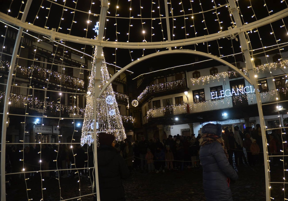 La Plaza Mayor de La Alberca vista desde la esfera en forma de bombón.