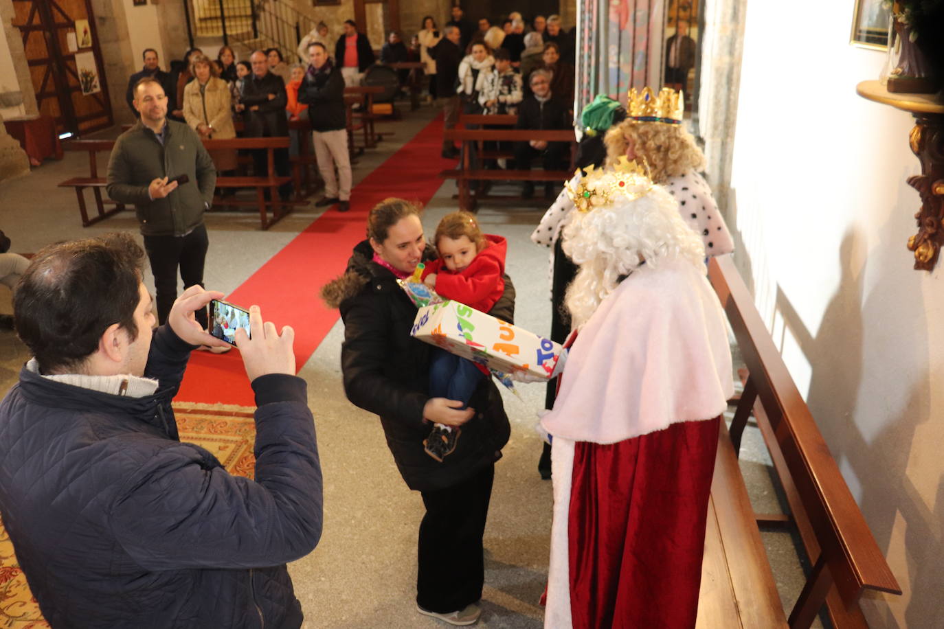 Cristóbal se mantiene fiel al cantar los chorizos en la fiesta de los Reyes Magos