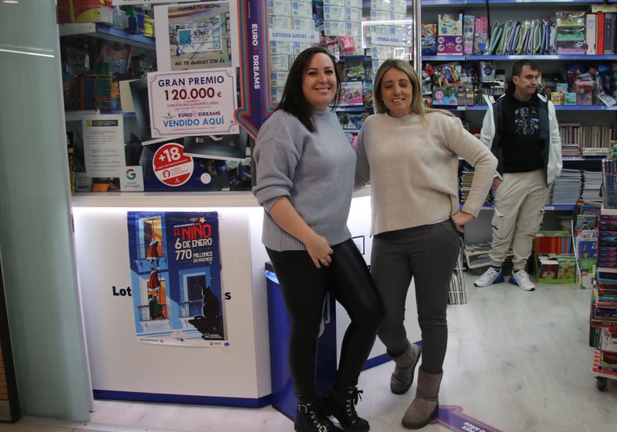 Lorena Martín y Mercedes Rogado, en día de la lotería de Navidad.