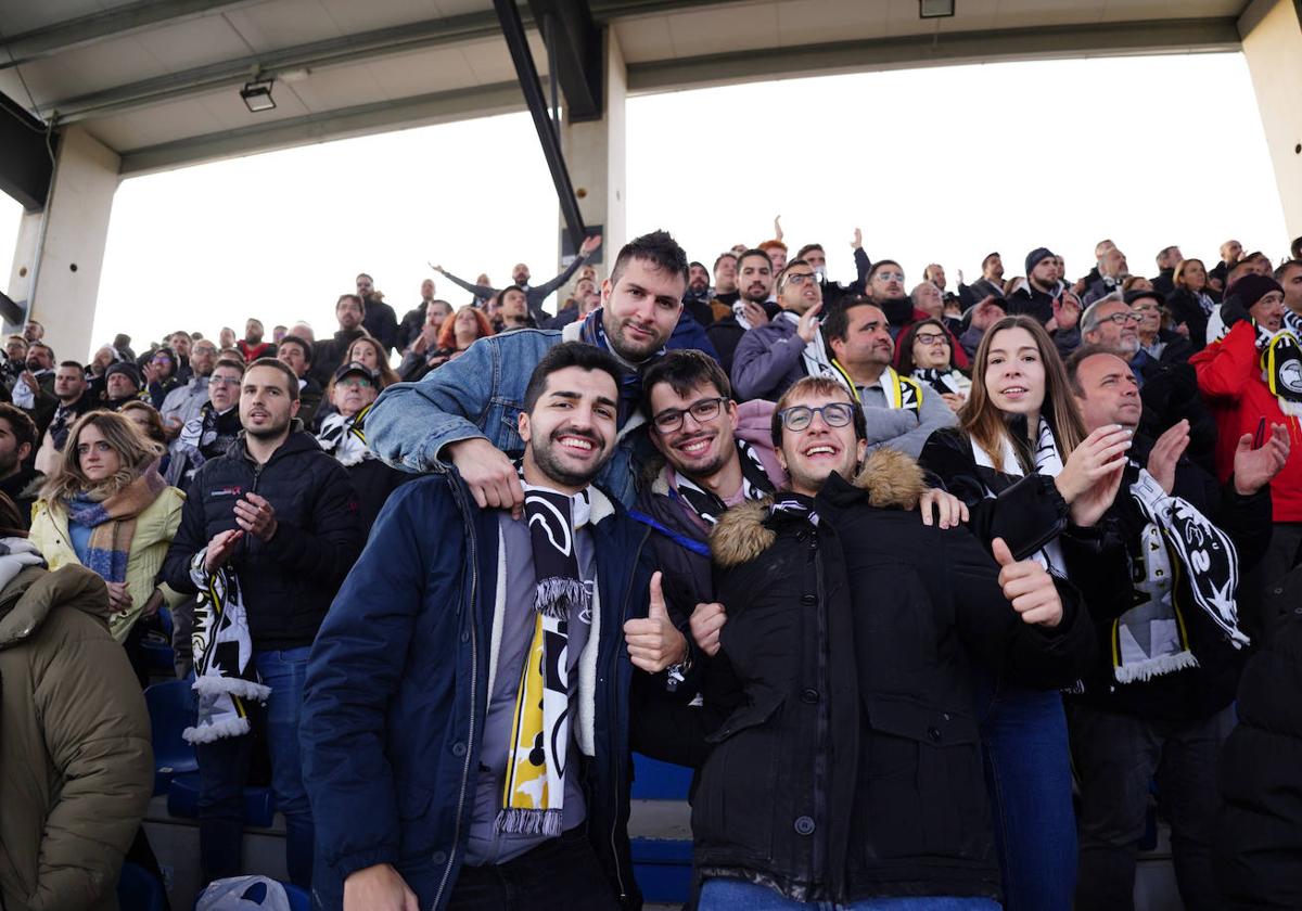 Varios aficionados de Unionistas, durante el encuentro frente al Sporting.