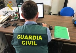 Un agente de la Guardia Civil investiga una estafa anterior.