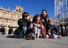 Benedict, Diamantine y Emilio estrenaron ayer los juguetes que les trajeron los Reyes en la Plaza Mayor.