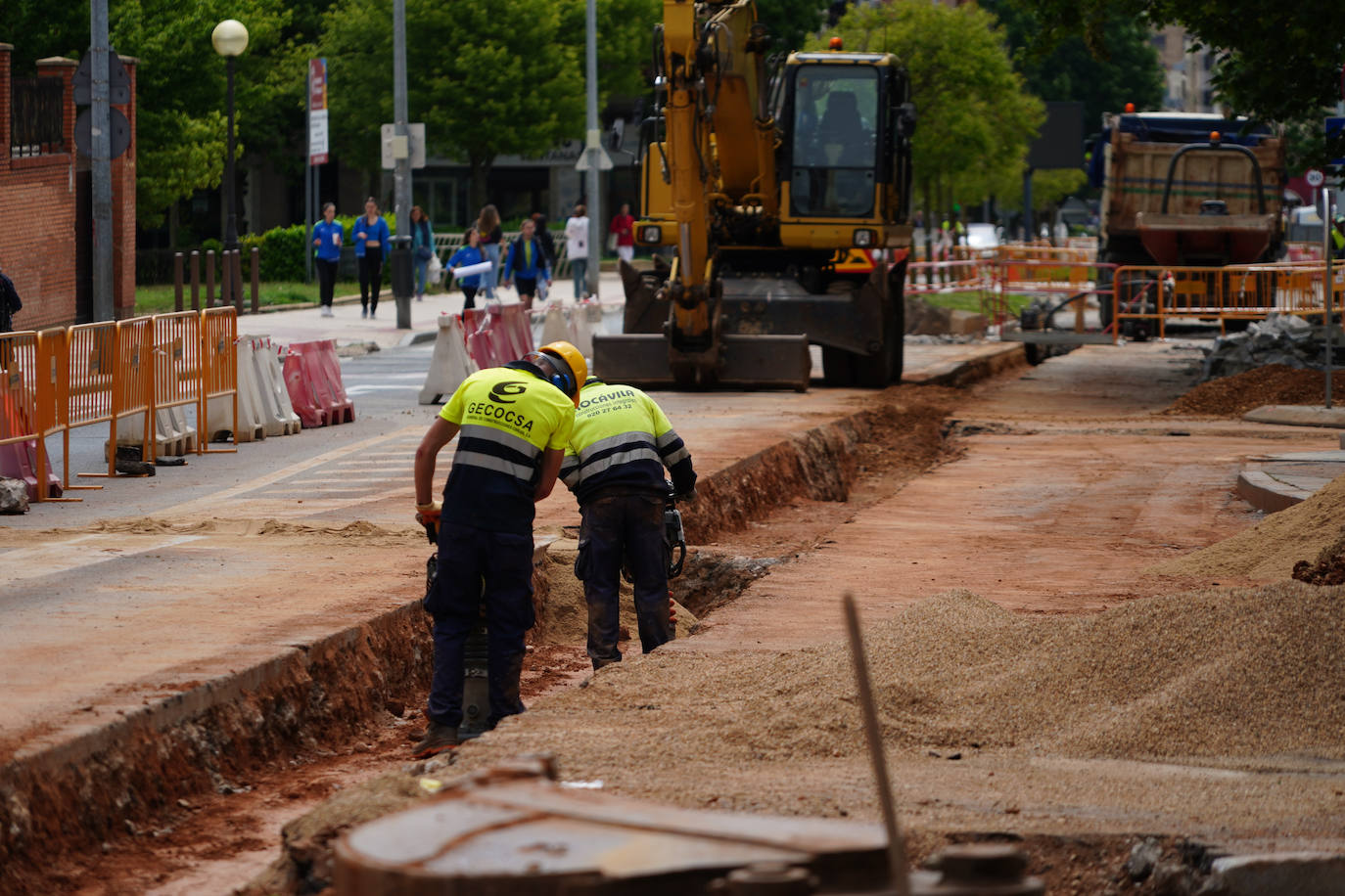 Obreros trabajando en la obra de remodelación iniciada por el Consistorio en 2023 en la Carretera de Ledesma.