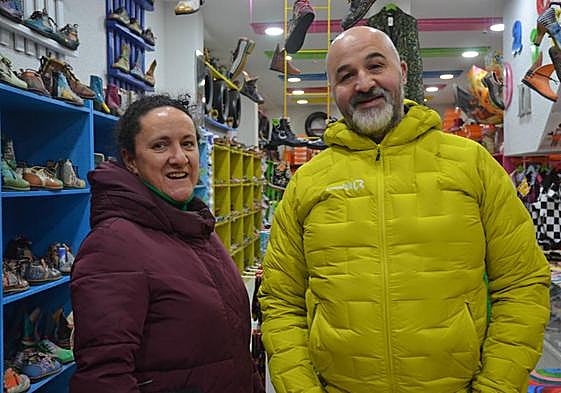Blanca Sánchez y José Antonio Barés han tenido que ampliar el horario de apertura en su tienda.