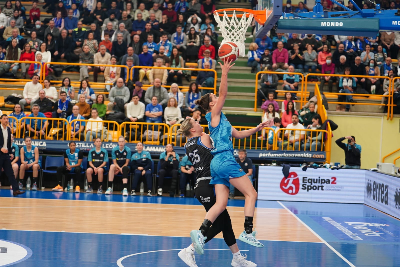 Búscate en la grada de Würzburg en el partido del Avenida contra el IDK