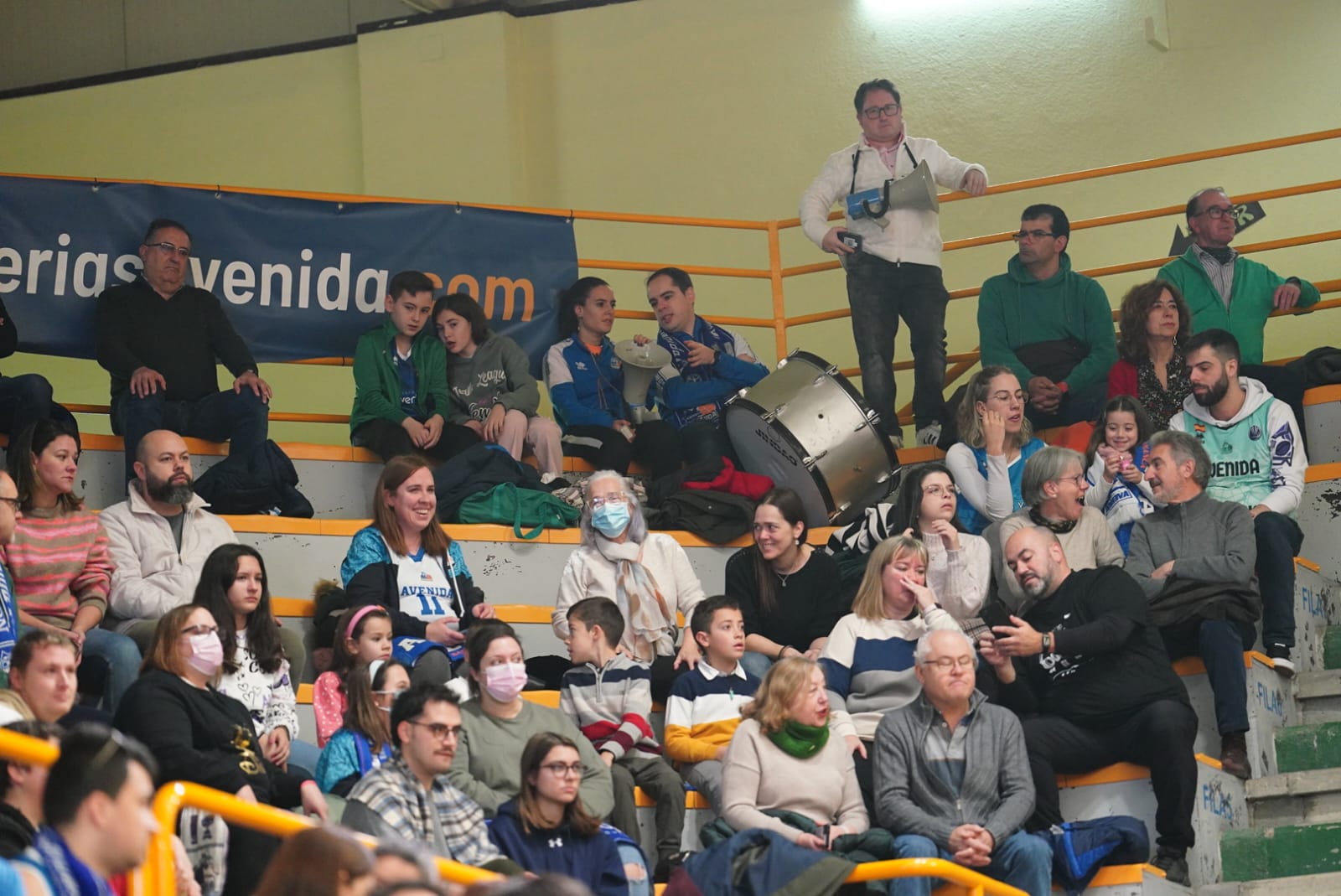 Búscate en la grada de Würzburg en el partido del Avenida contra el IDK