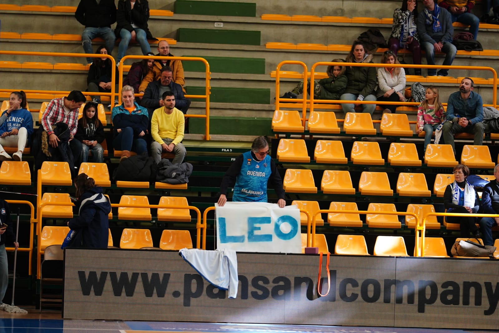 Búscate en la grada de Würzburg en el partido del Avenida contra el IDK