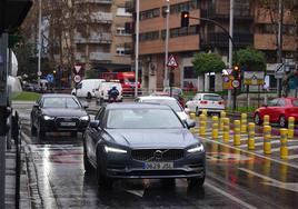 Turismos y vehículos industriales circulan por la avenida de Portugal.