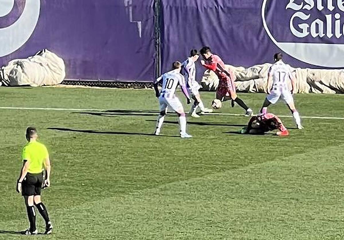 Un jugador del Guijuelo roedeado de jugadores vallisoletanos en los Anexos del José Zorrilla