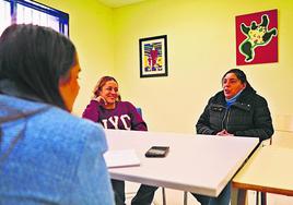 Jennifer Restrepo, María Sol González y Russell Este Lawrence durante la entrevista para LA GACETA en el Centro Penitenciario de Topas.