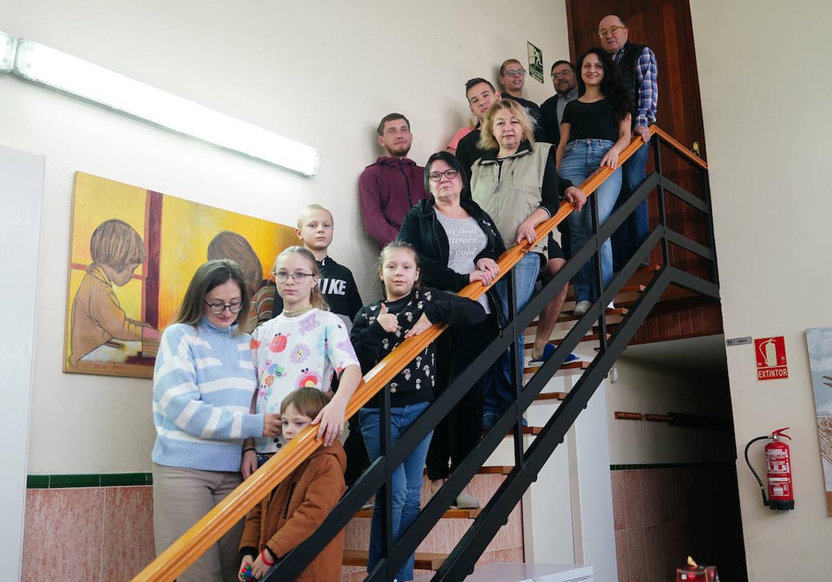 Tetiana, Zlata, Luka, Olena, Olha, Stanislav, Serhii, Iryna, Liubov, Artem, Veronika, Vitalii, Vicente y Manuel Muiños, en la casa de Proyecto Hombre en el paseo fluvial.