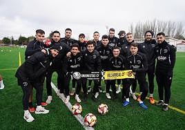 Foto de familia de los jugadores de Unionistas con la bufanda conmemorativa del encuentro de hoy, en el que se miden al Villarreal.