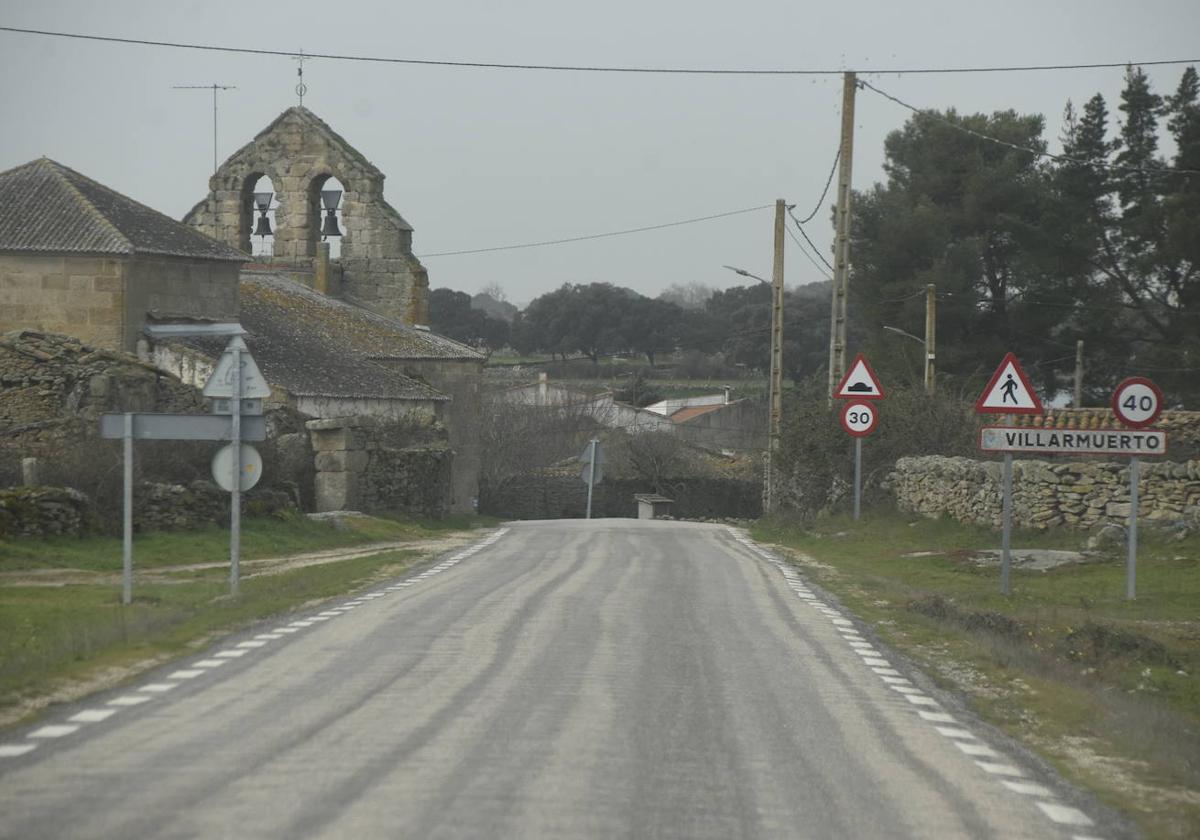 Entrada a la localidad de Villarmuerto, donde hay 27 hombre empadronados.