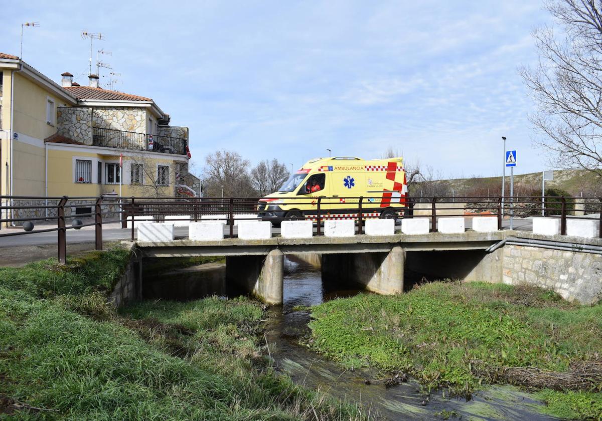 El cauce del arroyo de la Porra en la localidad de Miranda de Azán continúa con más de un metro de lodo.