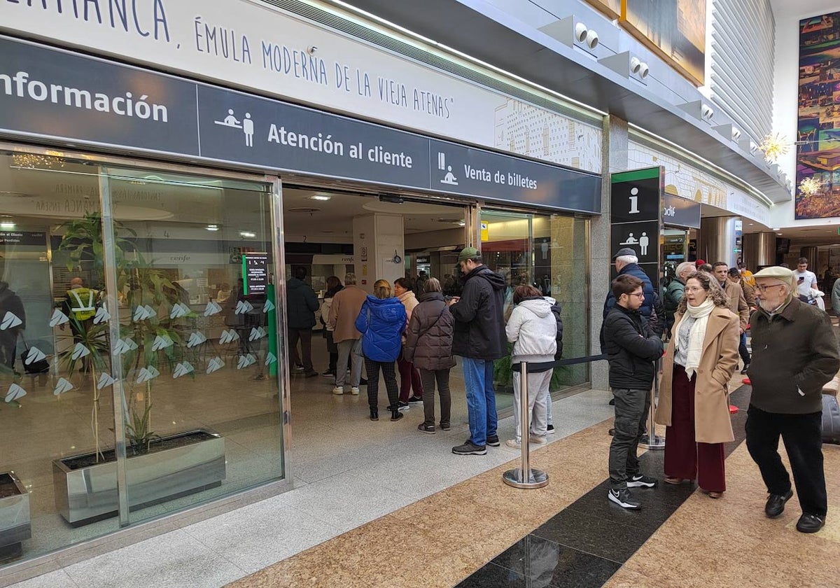 Colas para la compra de los abonos gratuitos en la estación de Salamanca.