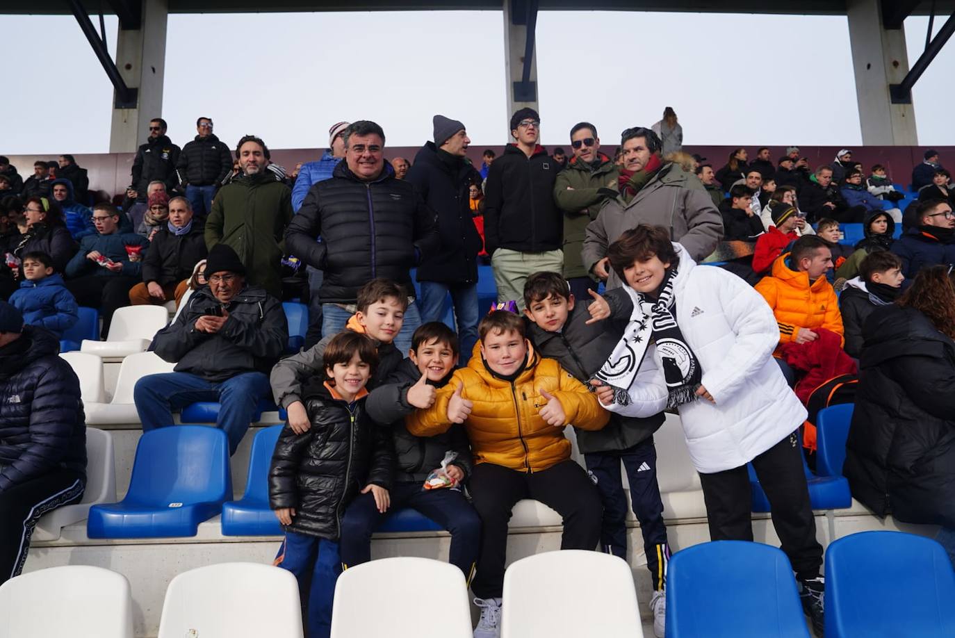 La afición de Unionistas responde a la llamada, ¡búscate en la grada!