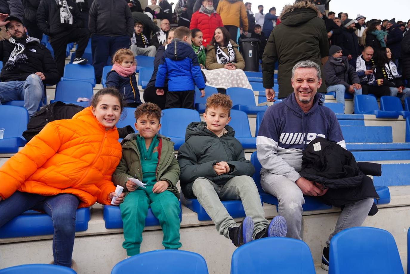 La afición de Unionistas responde a la llamada, ¡búscate en la grada!