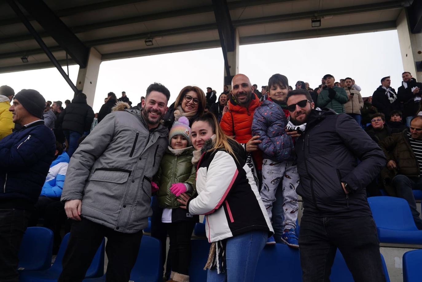 La afición de Unionistas responde a la llamada, ¡búscate en la grada!