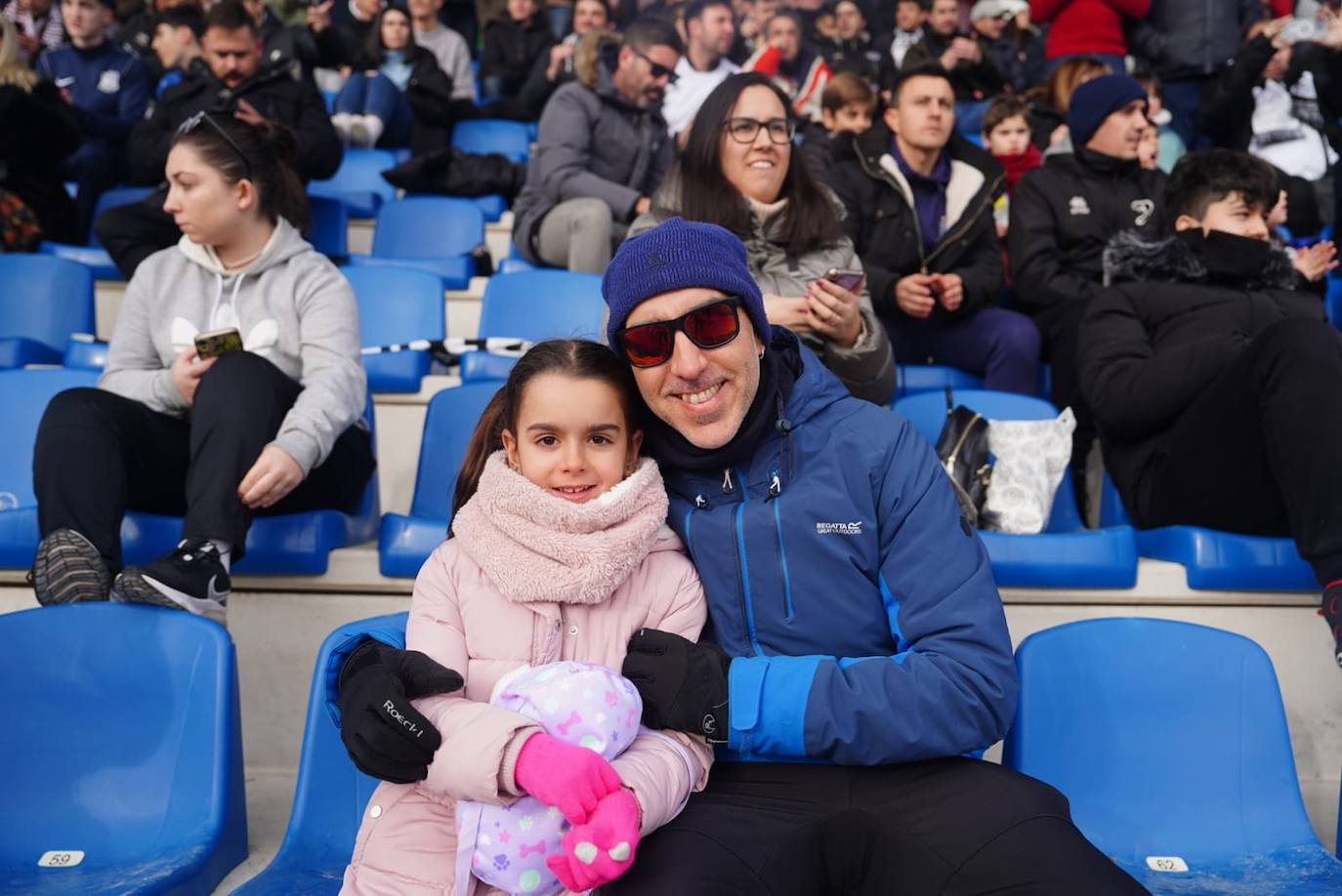 La afición de Unionistas responde a la llamada, ¡búscate en la grada!