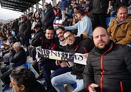 Varios aficionados posan con la bufanda de Unionistas