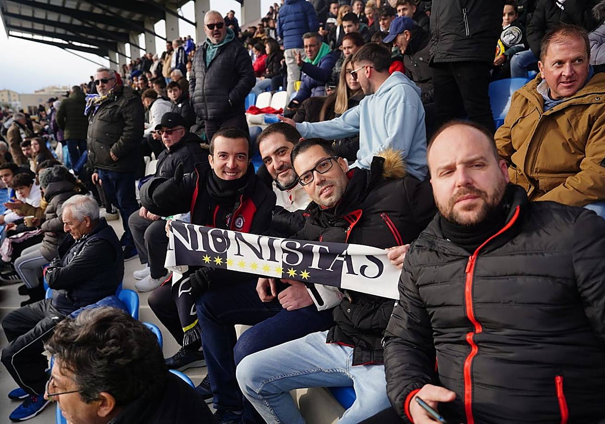 La afición de Unionistas responde a la llamada, ¡búscate en la grada!