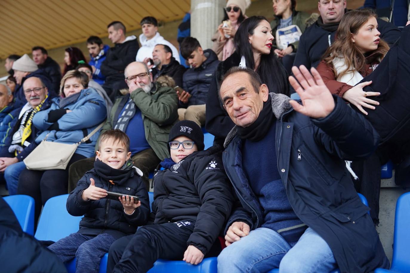 La afición de Unionistas responde a la llamada, ¡búscate en la grada!