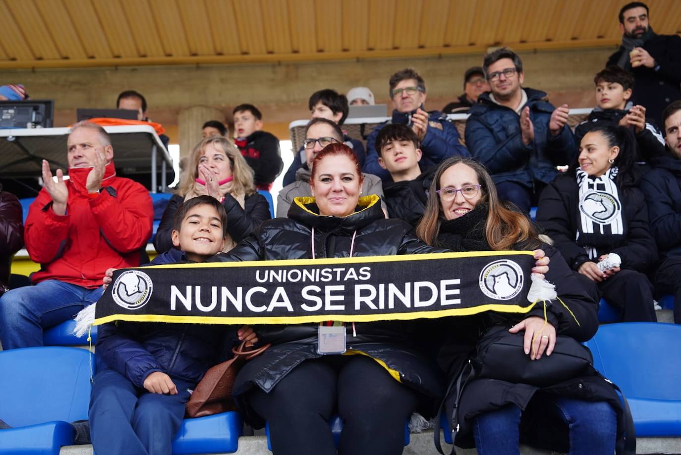 La afición de Unionistas responde a la llamada, ¡búscate en la grada!