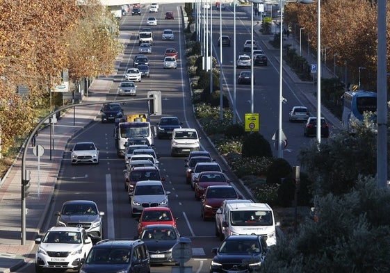 Varios coches transitan por una de las carreteras de la capital.