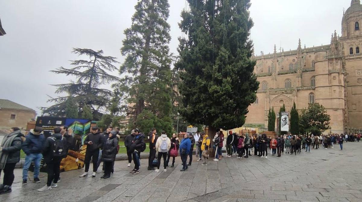 Increíble cola para sacar un abono de Unionistas: llegaba hasta la torre de la Catedral