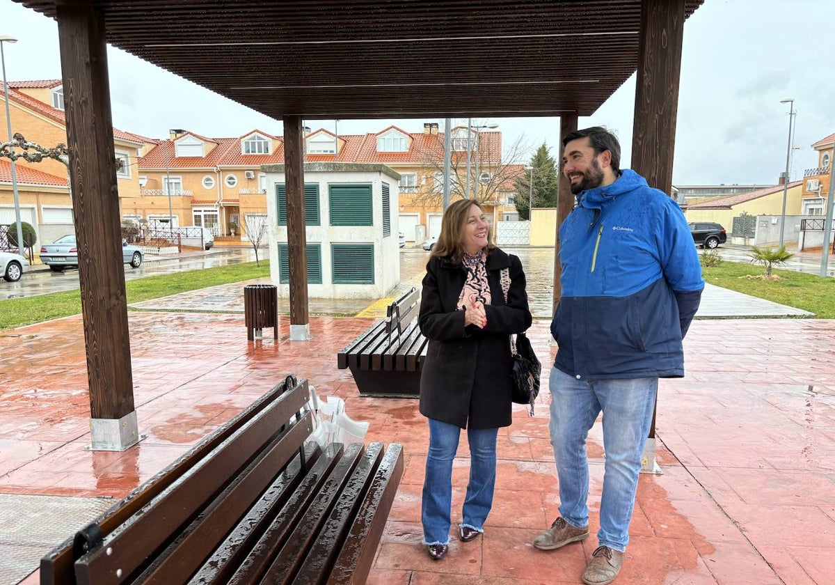 Carmen Ávila y Antonio Poveda bajo la nueva pérgola de la plaza de las Culturas.