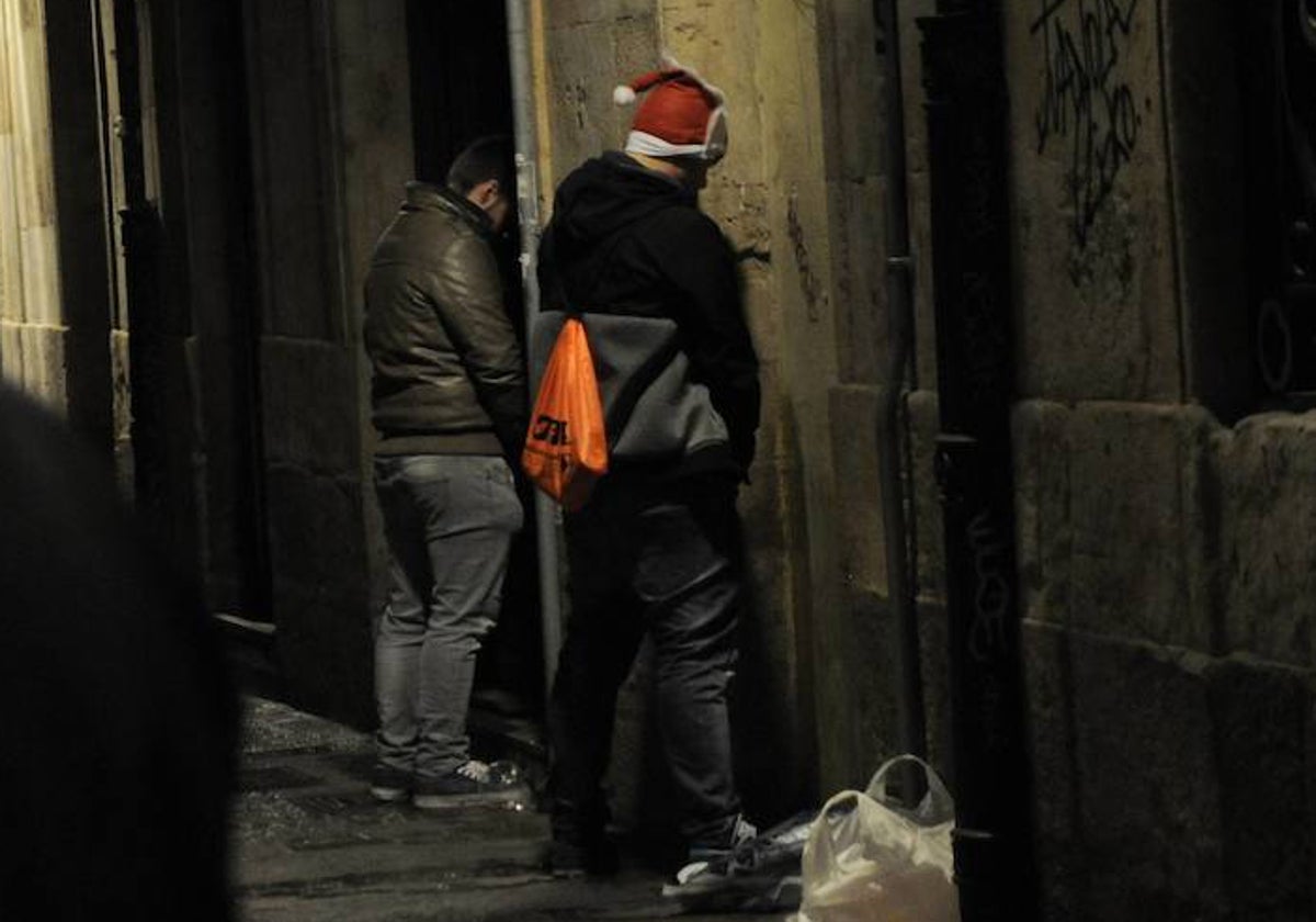 Dos jóvenes orinan sobre la pared de un edificio del centro de Salamanca.