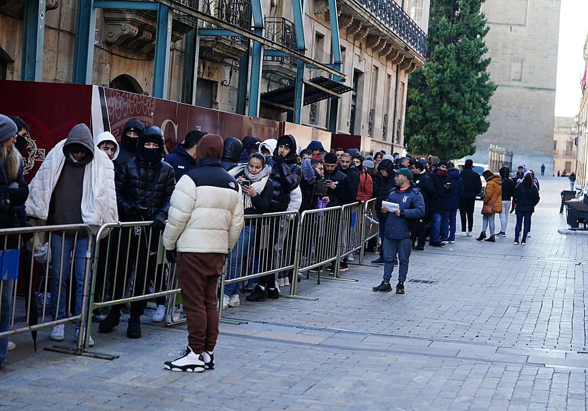 Socios de Unionistas haciendo cola durante la mañana de este miércoles para conseguir su entrada.