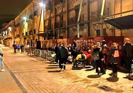 Una imagen de la cola durante la madrugada de este jueves.