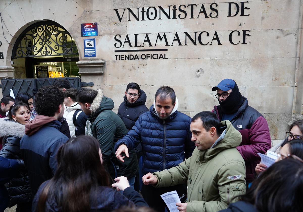 Una imagen de las colas en la tienda oficial de Unionistas.