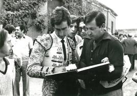 Julio Robles firmando un autógrafo a un aficionado.